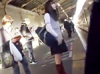 恥じらいながらも他人棒に乳房射精される素人人妻