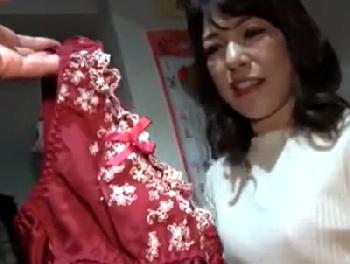 素人人妻の自宅に上がって寝取りSEX→夫が帰ってくるまで首絞めSEXでイク変態妻