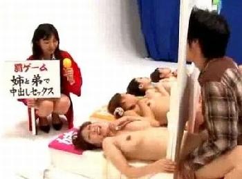 年末大掃除中に不意にムラっときた義理息子と性交する美麗主婦