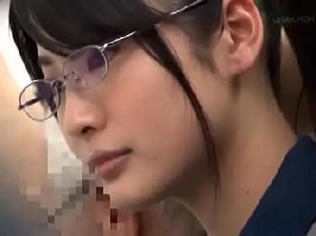 メガネ女子校生が痴漢されて何も言えず耐えていたので尺八も強要