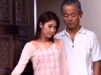 義理の父親に迫られ抵抗出来ずに肉棒を受け入れる人妻