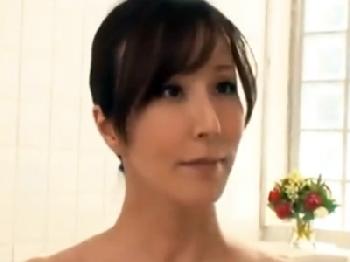 エロティックな空気を醸し出してる美魔女ソープ嬢の手コキ性技で至福の射精