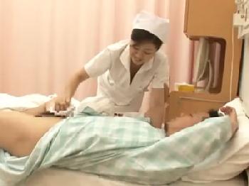 入院患者の溜まった精液を処理するナース