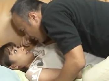 ハゲ爺に強引に犯され→子宮へ直接精液ぶっかけ射精される凄く綺麗な人妻