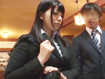 出張先で上司と同じ部屋に泊まることになった女性会社員が襲われて中出し許すW