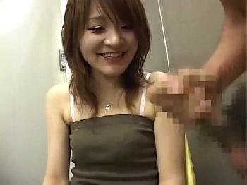 センズリ鑑賞に来た素人娘が至近距離ペニスに辛抱出来ずフェラチオ開始