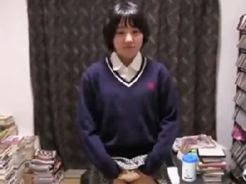 ショートヘアのミニ系童顔女子校生がミドルエイジ男性とのハメ撮りでアクメ