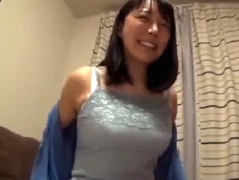 結婚しているようには見えない爆乳人妻を自宅に招いて真っ向勝負の浮気!!