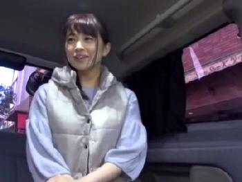 ナンパした童顔人妻に車でフェラチオ切願W