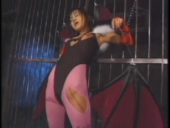 ヒーローは大変!!悪役に捕まり敵地で大量ぶっかけされる美少女ヒロイン