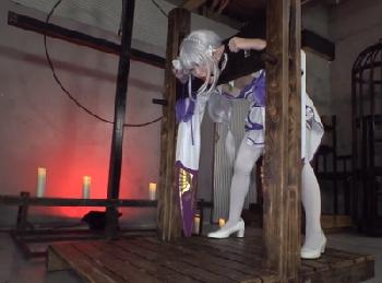 リゼ□・エミ〇アコスプレの美少女が拘束されて2穴同時性交!!