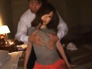 お疲れマダムを癒す為にゴムなし挿入して多量中出し