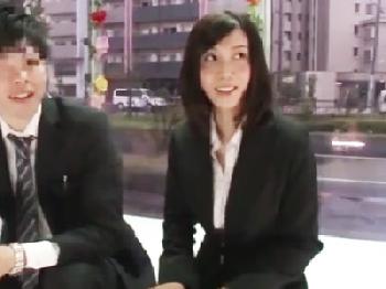 諭吉にテンションが上がった尻軽女の人妻オフィスレディがマジックミラー号で後輩と中出し不貞交尾