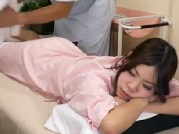 夫がすぐ傍にいるのにも関わらず整体師に寝取られる綺麗な人妻