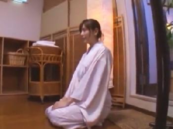 猥褻な温泉コンパニオンに責め上げられ幸せ絶頂迎える