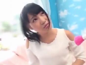 童顔の美少女がお金を渡されて断り切れずにカメラ前で性交