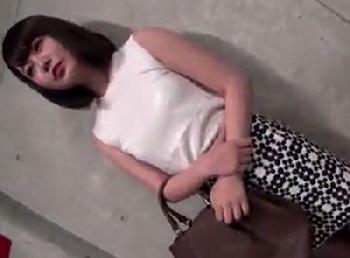 街角インタビューでリアル系女性会社員ナンパ→初体験の3Pで赤面イキ