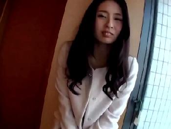 関西弁がはんなり艶っぽい淫らな人妻と避妊なしのコンドーム非装着で挿入行為