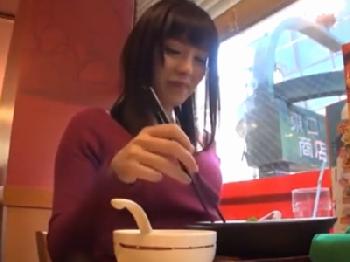 ルックス最高峰!!少し不思議ちゃん系な黒髪素人を自宅に連れ込んで性行為する様子を盗撮