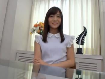 ロングヘアーで清楚な美女の慣れないなりに熱心なフェラチオで精液発射