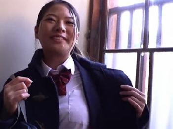 健康的にこんがりと日に焼けた巨乳女子校生がピストン性交されてマジ絶頂