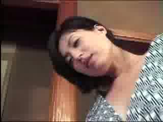 親子水入らずで肉親性交SEX旅行する人妻