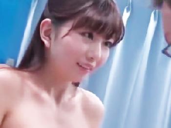 童貞の勃起力に驚きながらも優しく筆おろししてくれる美女会社員