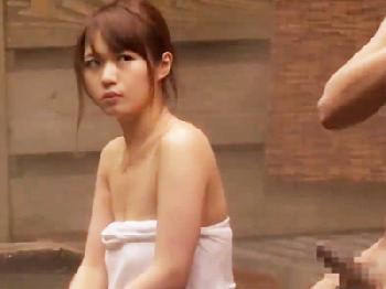 しれっと混浴に入ってきた男に寝取られる綺麗な人妻
