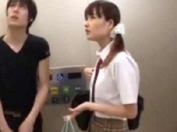 エレベーターの扉に挟まってしまった女子校生の妹おまんこ内射精する冷酷非道な兄