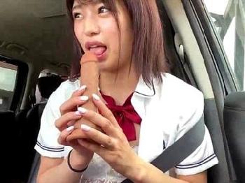 美味しそうに精液をごっくんする絶対美少女と露出お散歩