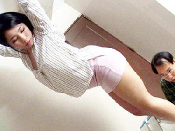 1人寂しく暮らしていた中年男の隣に引っ越してきた卑猥さ満載マダムのおかげで人生バラ色浮気