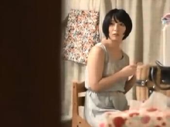 変態な義理の父親に迫られるも自らペニスを握りしめ挿入する若妻