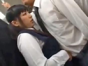 警戒していたのに満員電車ですんなり痴漢に凌辱される女子校生
