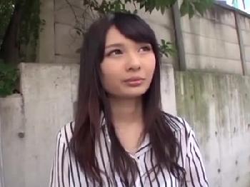 案の定パイパンだった童顔女子大生に避妊具なしで挿入射精