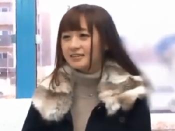 寝たフリを頑張ってるけどアソコは濡れて感じる美少女