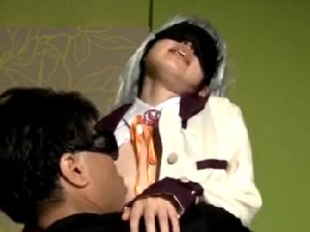 乳首だけでも狂ったように感じる素人コスプレイヤーと目隠し性交