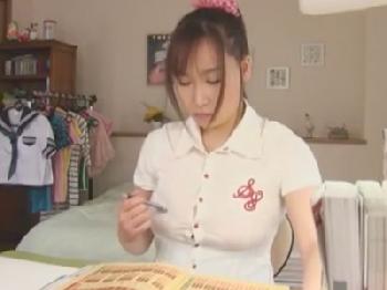 巨乳女子校生が家庭教師のペニスをフェラチオ射精!!