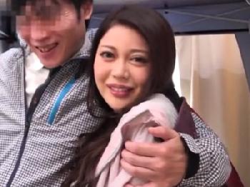 会社の飲み会で悪酔いした上司に妻が寝取られているビデオを見て絶望する夫