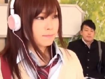 無防備女子校生を痴漢→公衆便所に連れこんで電光石火の挿入