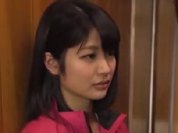 友人の彼氏を誘って浮気セックスに持ち込む淫らな美少女