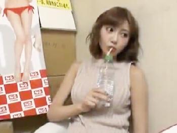 明日花キララがアダルトショップ店内でファンの男性を逆ナンパし店内性行為