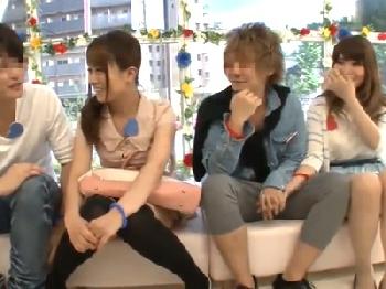 奇跡のスワッピング!!どっちも愛らしい彼女を交換して裏山性交!!