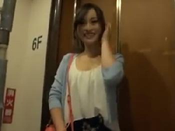 中出し直後の陰茎を尺八ご奉仕しようと鷲掴みにしてくる真性痴女