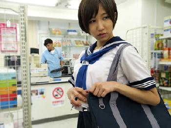 万引きしたら女陰の中もチェックすると言われ性裁を下される女子校生