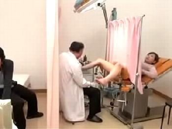 悪徳婦人科に念入りに調べられる妻…夫の前で挿入されてお互いに相手のSEXを見ながら中出し絶頂!!