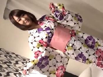 浴衣に着替えさせたムチッとした官能的な肉体の素人!!程よい肉厚娘にコンドーム未装着で孕ませ射精