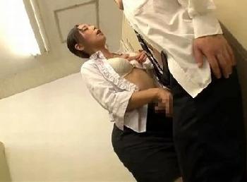 痴漢された女性会社員が便所で倍返し!!ペニスに喰らいついたら止まらない性的欲望の塊W