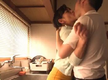 お互いにダメだとは分かっていたも性行為への欲求に勝てない母子相姦