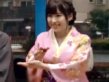 可愛くて巨乳でパイパンな素人女子大生がマジックミラー号で新年早々男友達と性行為