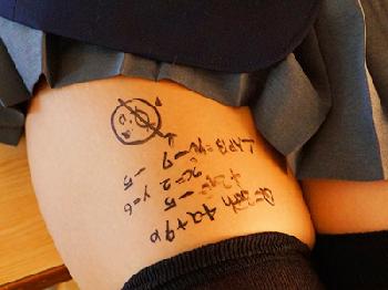 ムチッとした刺激的な太もも絶対領域の生脚小悪魔アイドル